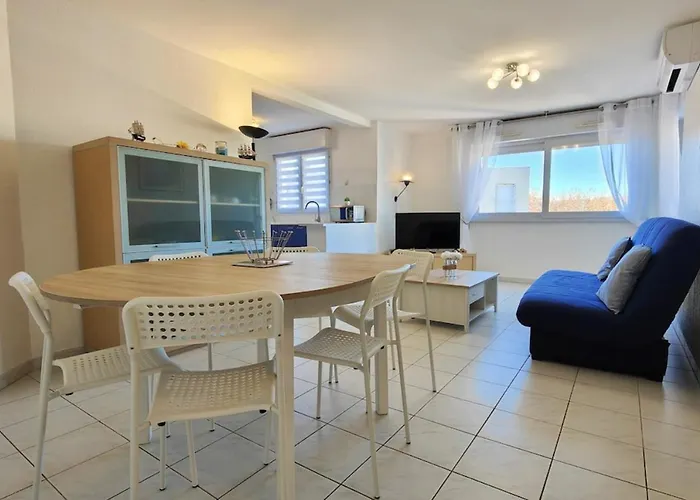 Lovely Spacious Nest In Port Frejus
